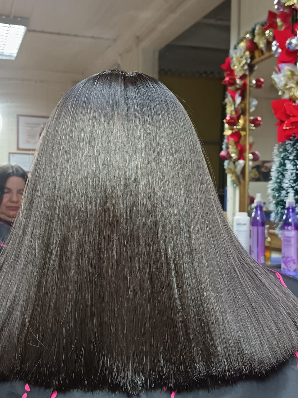 Resultado real de alisado orgánico con cabello liso y brillante realizado por Amaromatiz