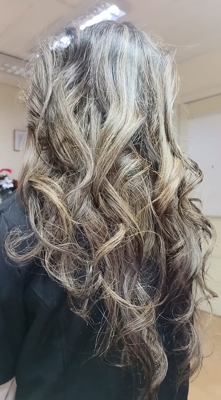 Resultado real de balayage rubio con iluminación natural realizado por Amaromatiz