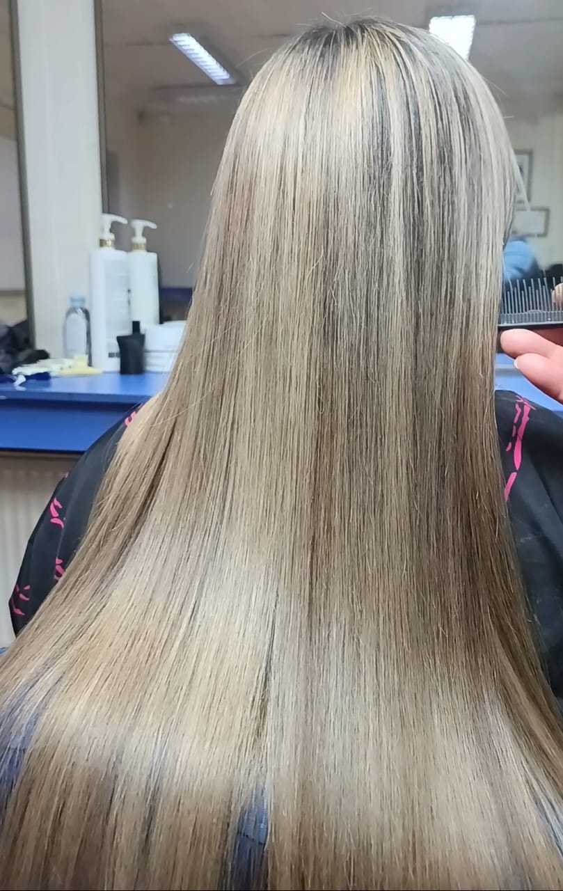 Resultado real de mechas rubias con brillo realizado por Amaromatiz