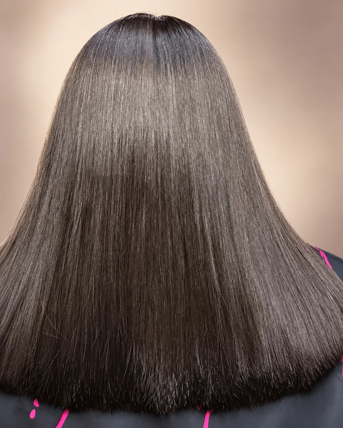 Trabajo real Amaromatiz: cabello largo castaño después de un alisado orgánico