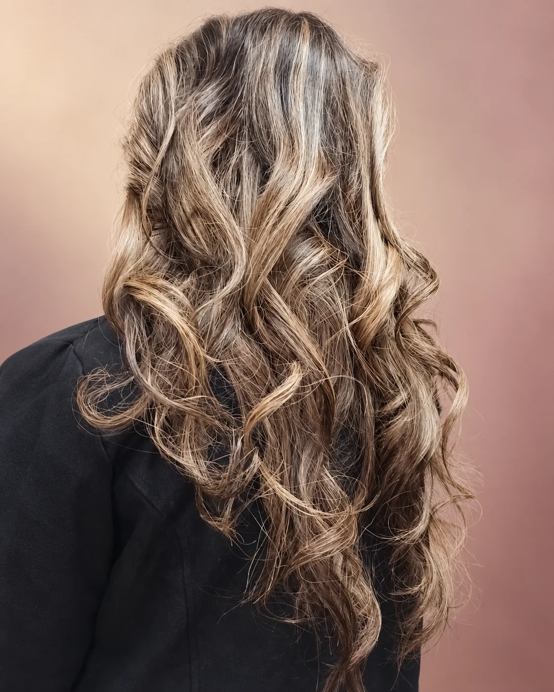 Trabajo real Amaromatiz: balayage de tonos cálidos con ondas y dimensión