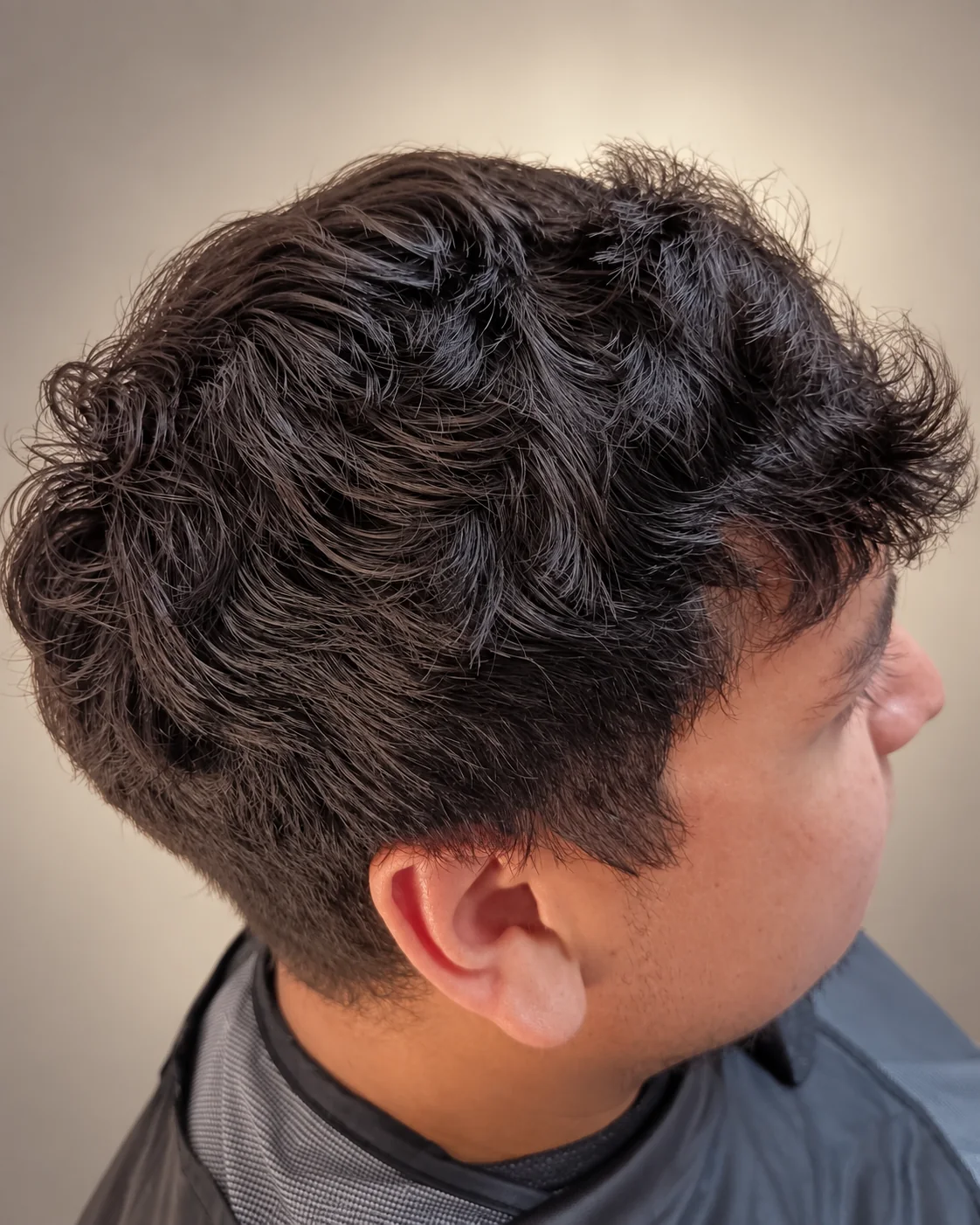 Trabajo real Amaromatiz: corte de varón con ondas definidas y contornos limpios