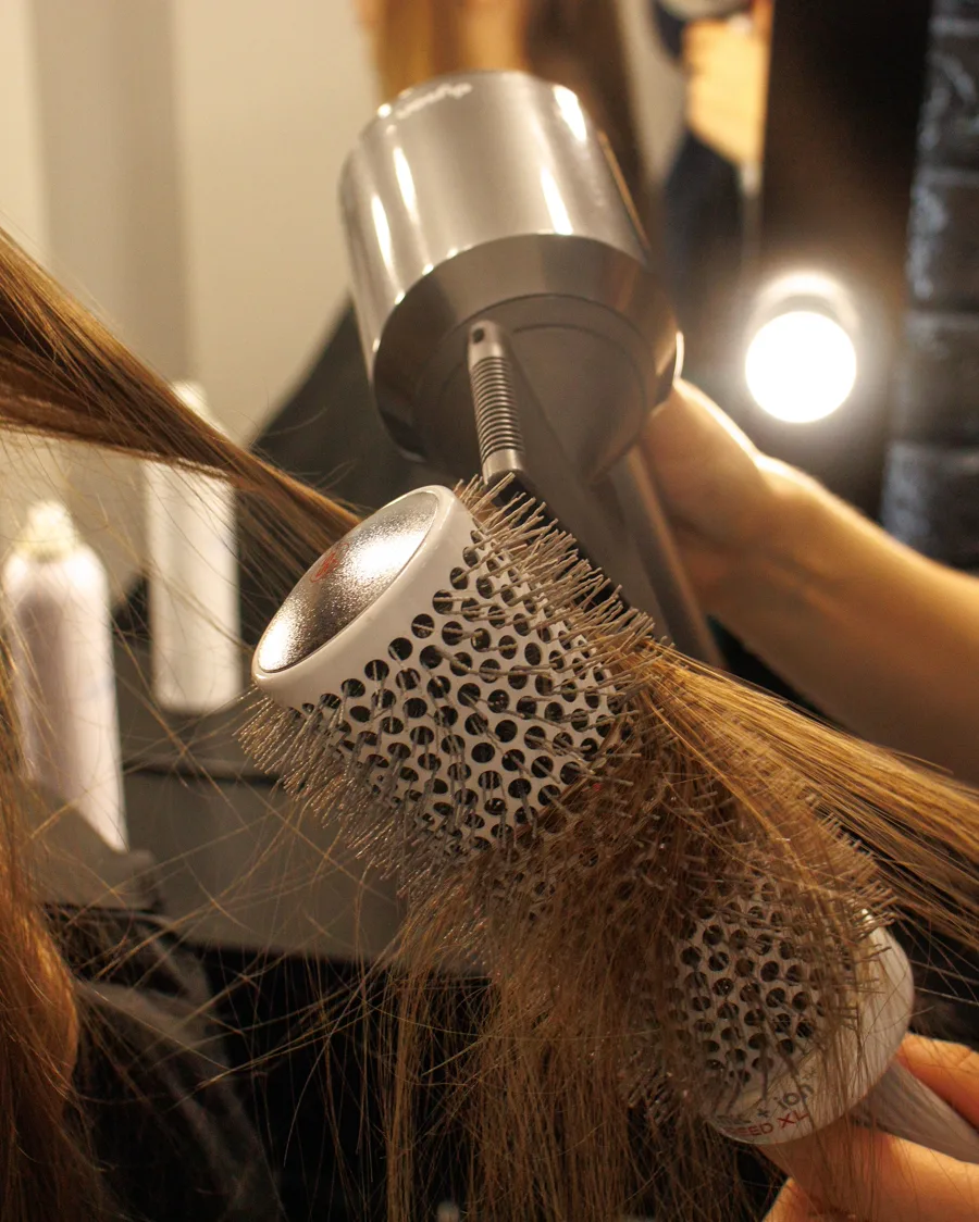 Proceso profesional de secado con cepillo para aportar volumen y movimiento al cabello